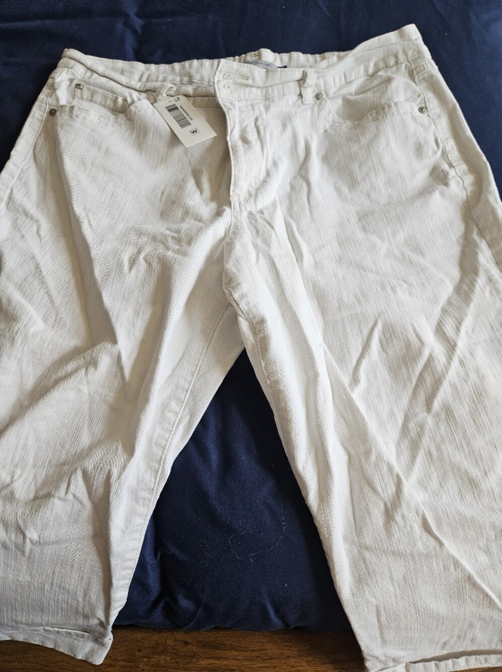 Women's BANDOLINOBLU.  NEW size 16 White Cropped.